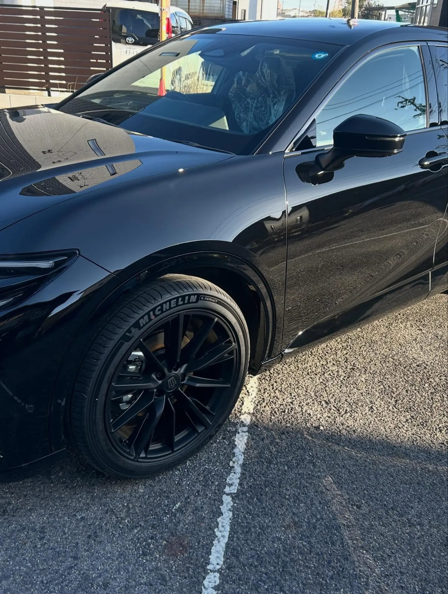 今回は、新車のTOYOT CROWN SPORT に、施工認...