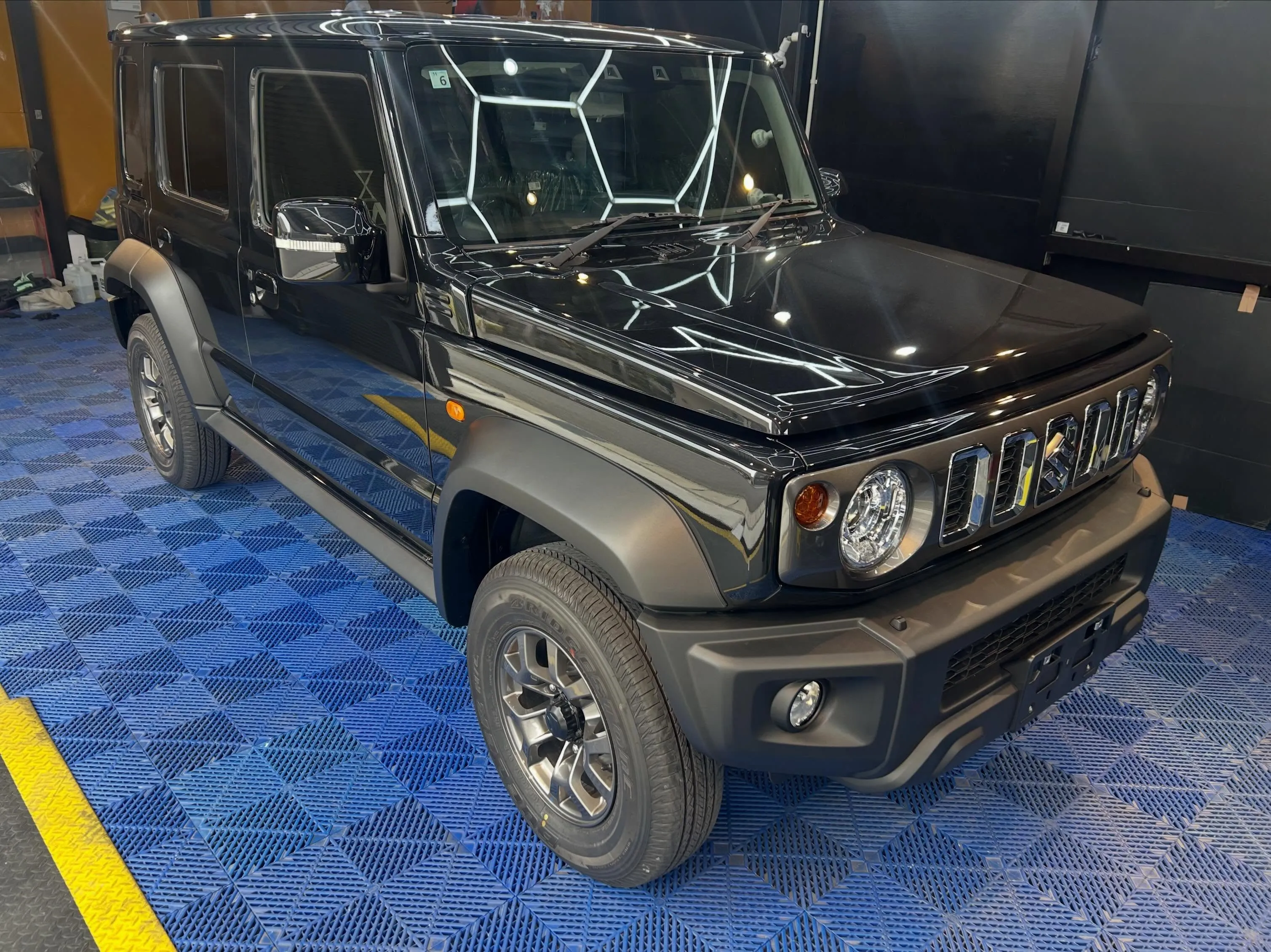 今回は、お客様のご紹介で新車のジムニーノマドに